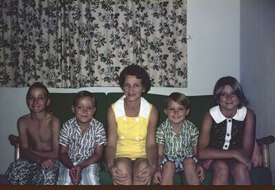 Jln Batalong
David, Stephen, Mum, Phil and Elaine.
Keywords: Eden Family;Jalan Batalong;1968