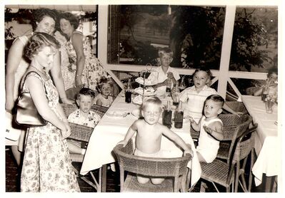 Singapore Naval Base - Dockyard Club Childrens New Year Party (1) 1959
Dockyard Club Childrens New Year Party 1959. Photo by T K Lee, Sembawang Photo Services.
Keywords: T K Lee;Sembawang Photo Services;New Year Party